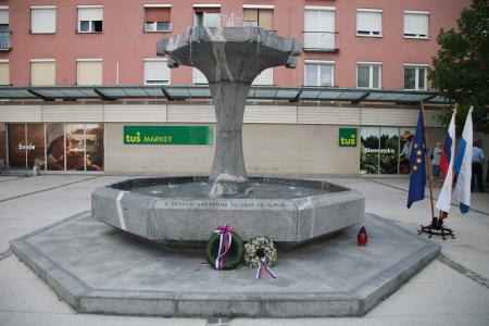 Spominska svečanost na Trgu talcev